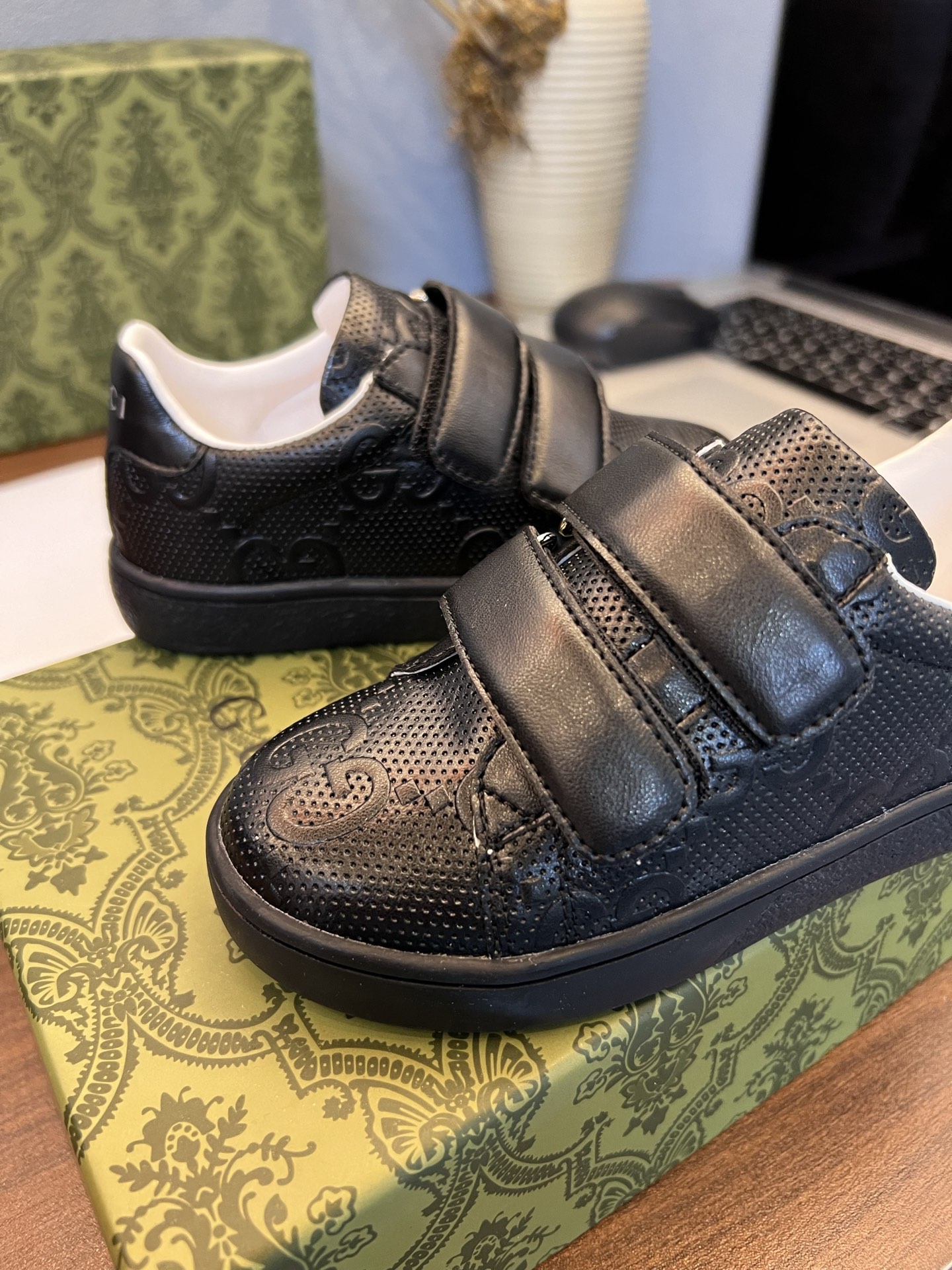 Children's shoes child